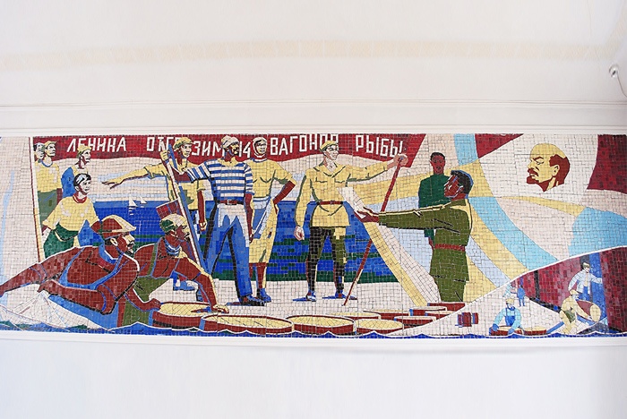 Mozaika na stacji pociągowej o nazwie “Morze Aralskie” na której towarzysz Lenin pozdrawia rybaków z Aralska. Towarzyszu Lenin – gdzie jest morze???