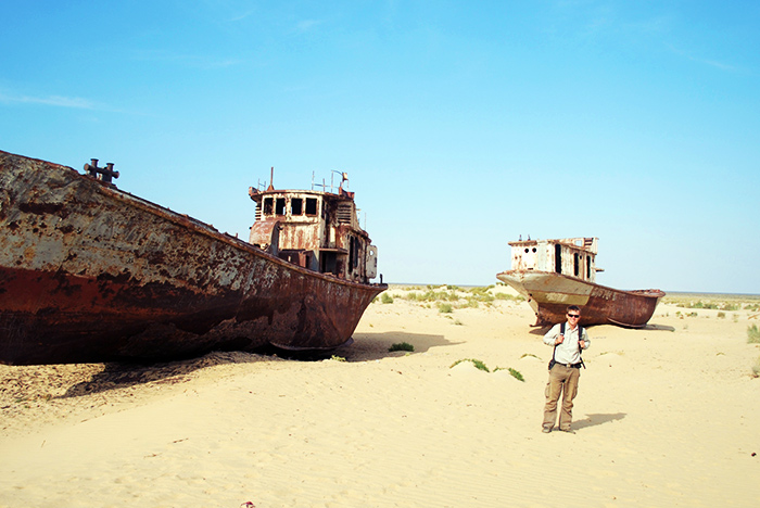 Statki na piasku w Moynaq (Uzbekistan), na dnie byłego Morza Aralskiego.