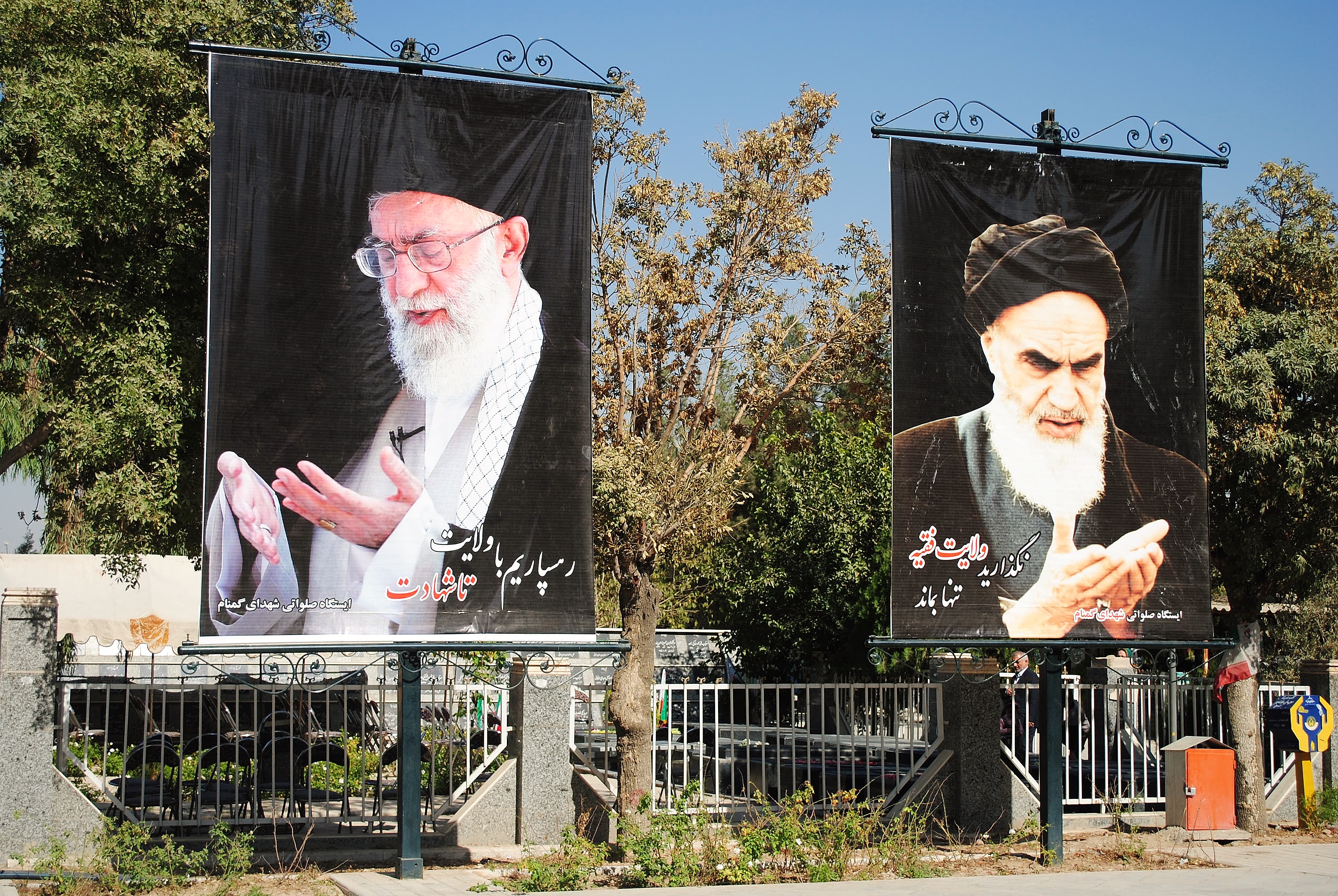 Przywódca duchowy Iranu Ali Chamenei i były przywódca Ajatollach Chomeini. 