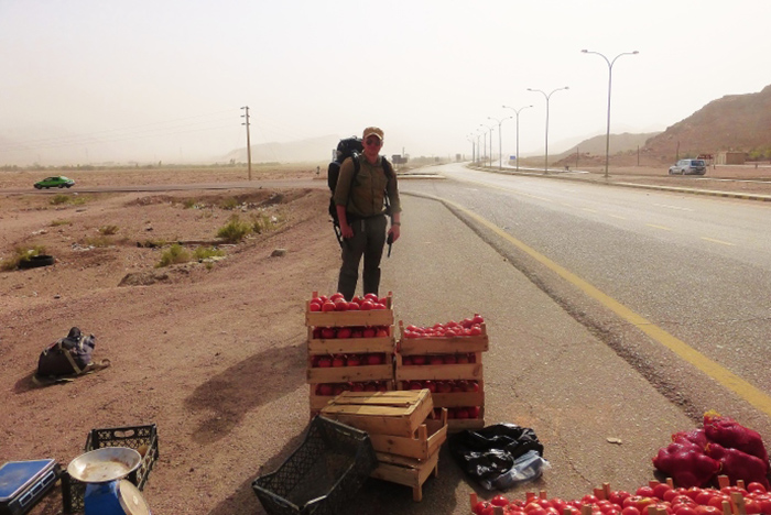 Gdy wyruszacie w podróż wasz plecak powinien być wypełniony tylko do połowy gdyż będzie rósł z czasem. (W drodze do Wadi Rum, Jordania)