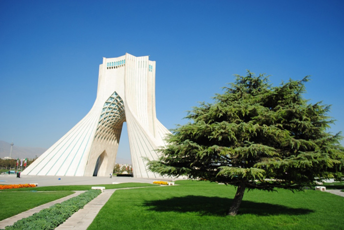 Są też sławne obiekty takie jak Wieża Eiffla czy Taj Mahal, które były fotografowane już miliony razy. Nie ma to znaczenia bo Wy także będziecie te obiekty fotografować więc postarajcie się aby wasze zdjęcia były oryginalne. Na tym zdjęciu: Wieża Azadi w Teheranie, Iran.