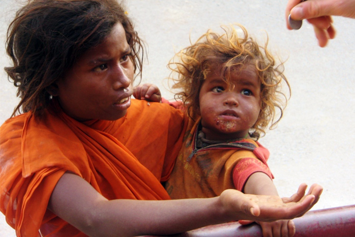 Kobieta z dzieckiem prosi o pomoc lecz jaką mamy pewność, że nie stoi za nimi jeden mężczyzna, który wykorzystuje ich w ten sposób. (Indie)