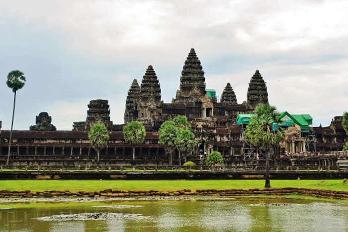 Piękny i ponadczasowy Angkor Wat w Kambodży.