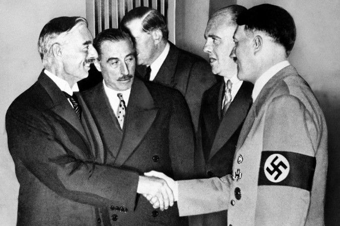 Premier Chamberlain (po lewej) - sprzedawca Europy Wschodniej.