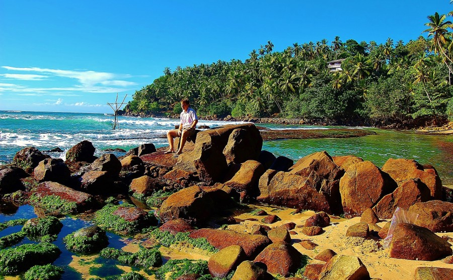 Mirissa to jedno z najpiękniejszych miejsc w jakich byłem. Jest tam malownicza plaża z atrakcyjnymi formacjami skalnymi, oraz palmy kokosowe dookoła. Ocean Indyjski; Sri Lanka.