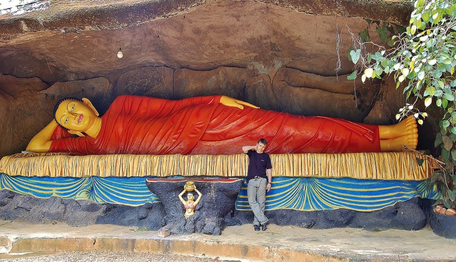 Leżący posąg Buddy u podnóża szczytu Adams (Sri Pada). Szczyt Adama to wysoka, święta góra na Sri Lance, która jest popularnym celem pielgrzymek. Sri Lanka.