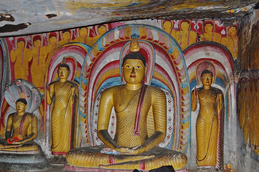 Posągi Buddy w jaskini Dambulla. Sri Lanka.