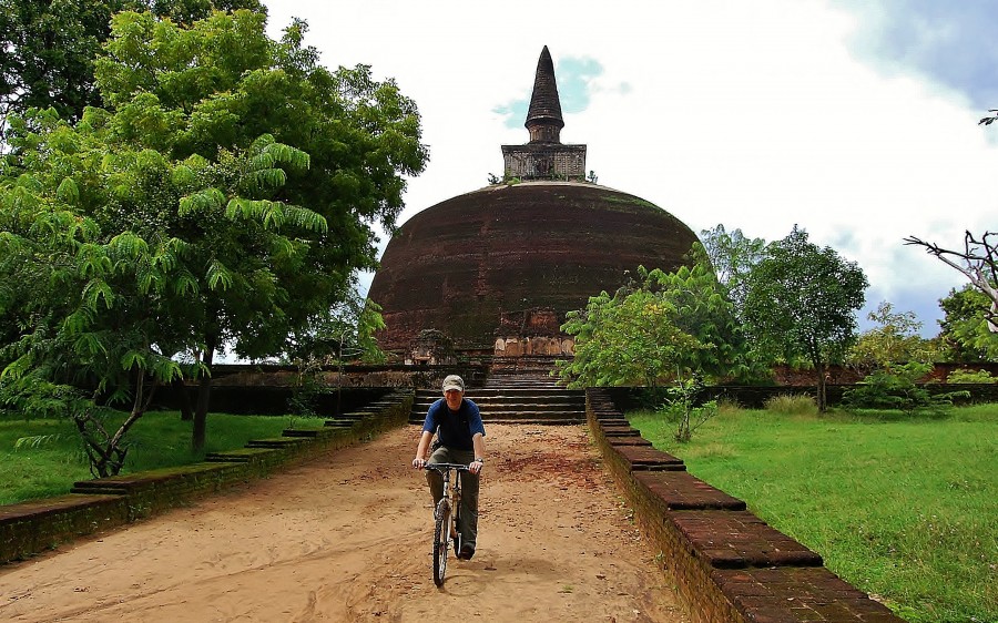 Huge brick Buddhist stupa Rankot Vihara, in the ruins of the ancient city of Polonnaruwa. Sri Lanka.