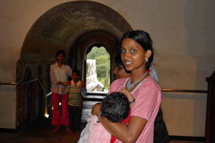 Lankijska mamusia w świątyni w Kandy.