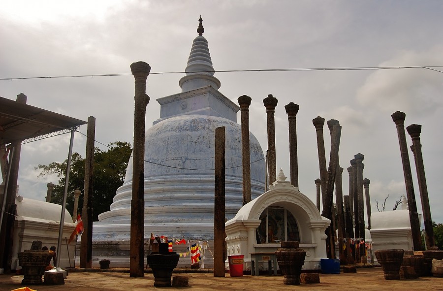 Jedna z kaplic na terenie Ruvanvelisaya Dagoba, Anuradhapura. Sri Lanka