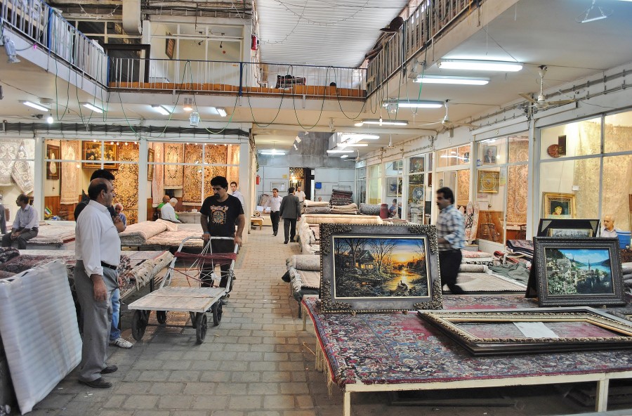 Część perskiego bazaru gdzie sprzedawano obrazy. Teheran, Iran.