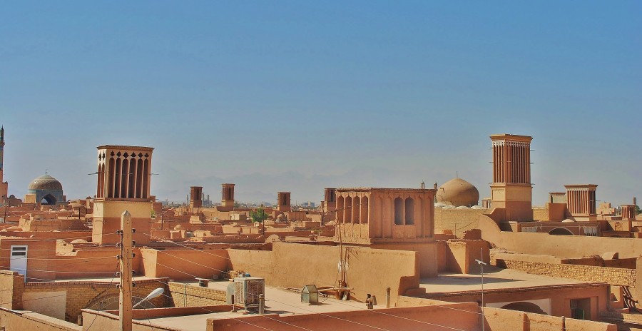 Widok na pustynne dachy w mieście Yazd, w Iranie. Proszę zwrócić uwagę na wieże - "łapacze wiatru" .