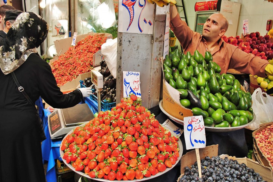 Stragan z owocami w Teheranie. Iran.
