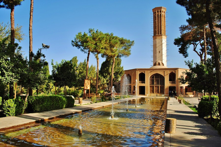 Ogród Dolat-Abad z fontannami z zielonego marmuru. Bardzo spokojne i odprężające miejsce w pustynnym mieście Yazd. Iran.