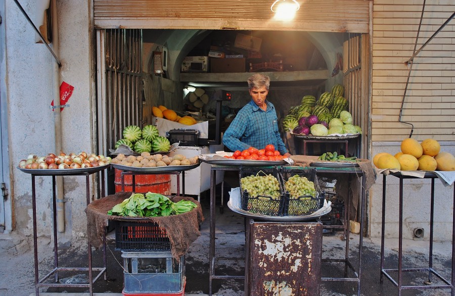 Stragan z owocami w Hamadan w Iranie.