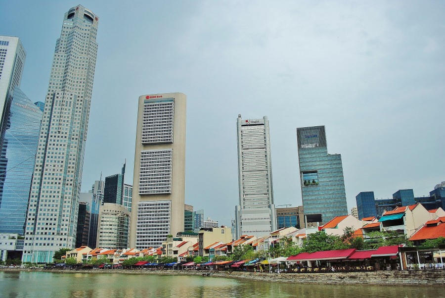 Krajobraz Singapuru. Tradycyjna stara zabudowa, oraz wieżowce w tle.