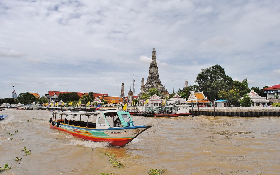 Rzeka Chao Phraya przecinająca Bangkok, oraz świątynia Wat Arun w odddali. Tajlandia.