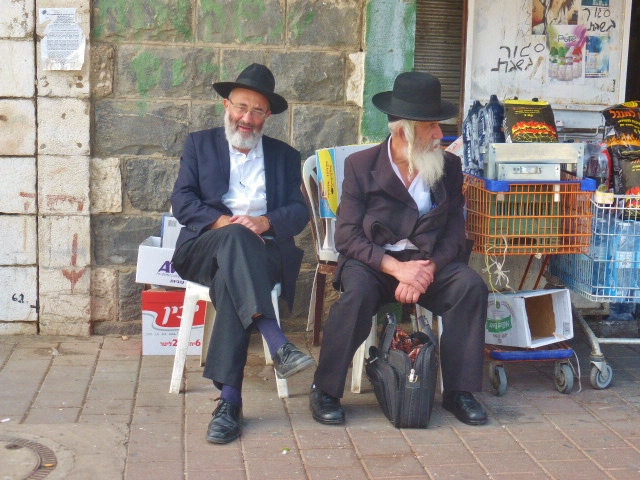 Klub starego żyda na ulicy w Tiberias. Izrael.