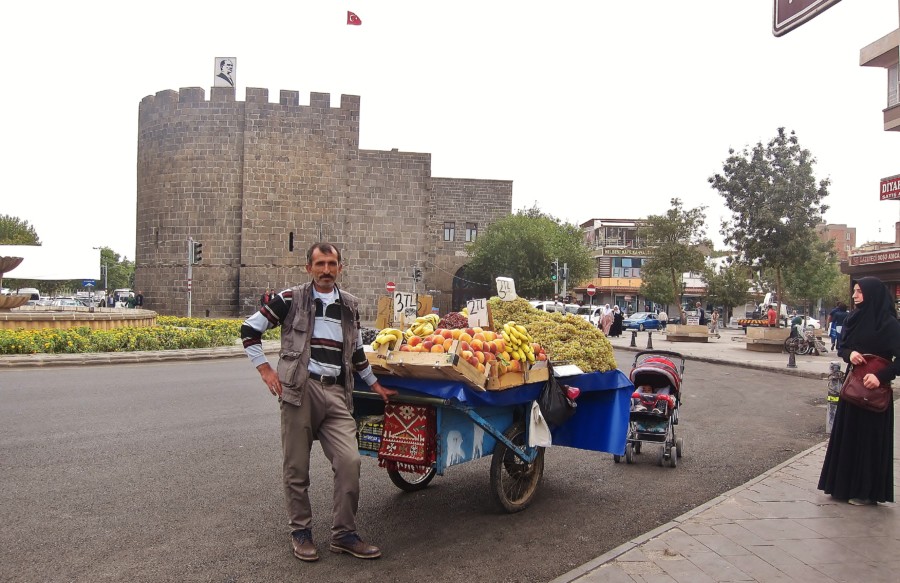 Stragan z owocami w Diyarbakir, w mieście zamieszkanym przez Kurdów.