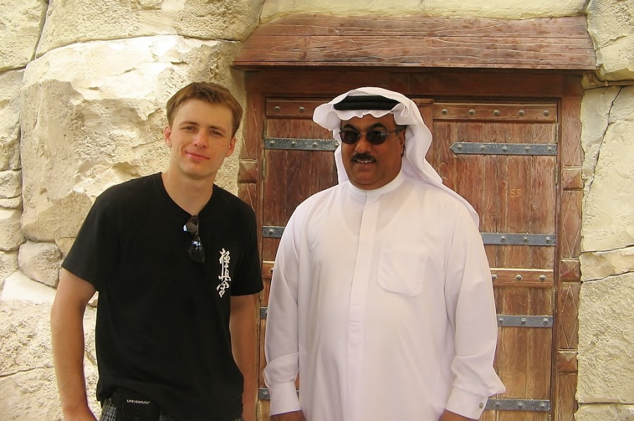 Z Arabem w Dubaju przed Parkiem Wodnym