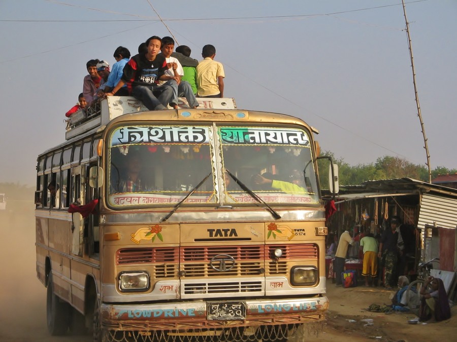 Transport w Nepalu to osobna przygoda. Autobusy odjeżdżają gdy są 120% pełne. Na rozkład jazdy nie ma co liczyć. Kiedyś przyjedzie.