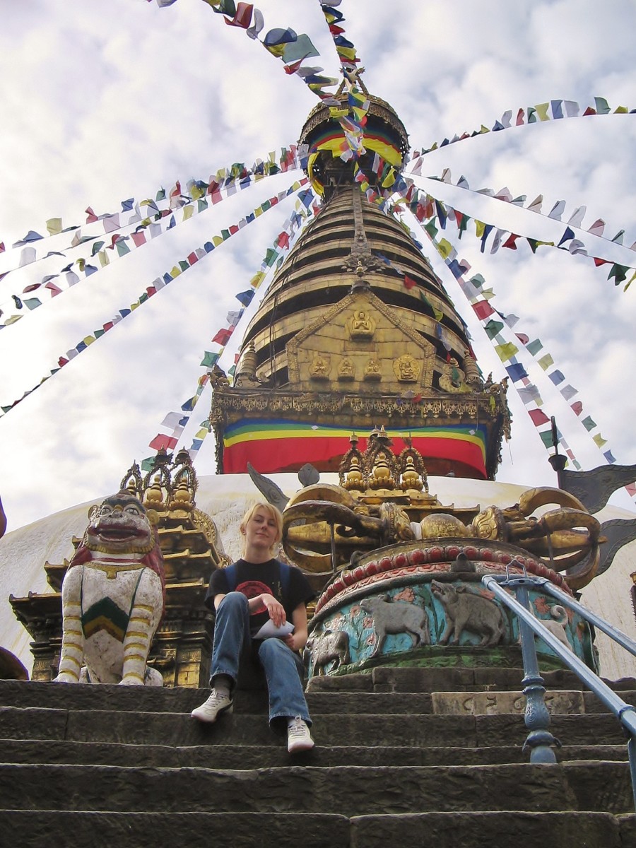 Przed główną kopułą z flagami modlitewnymi. Świątynia Małp, Kathmandu, Nepal.