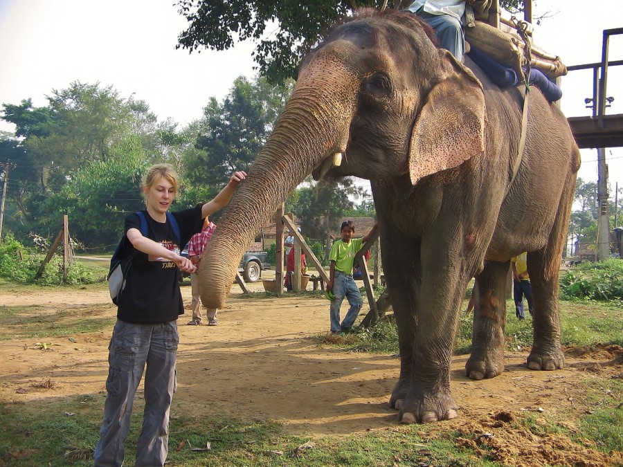Podróżniczka z Polski ze słoniem. Park Narodowy Chitwan. Nepal.