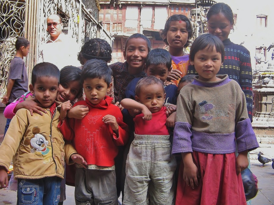 Dzieci Nepalu, które są bardzo zainteresowane białymi podróżnikami. Generalnie ludzie chcą nawiązać kontakt i mają dużo pytań. Kathmandu, Nepal.