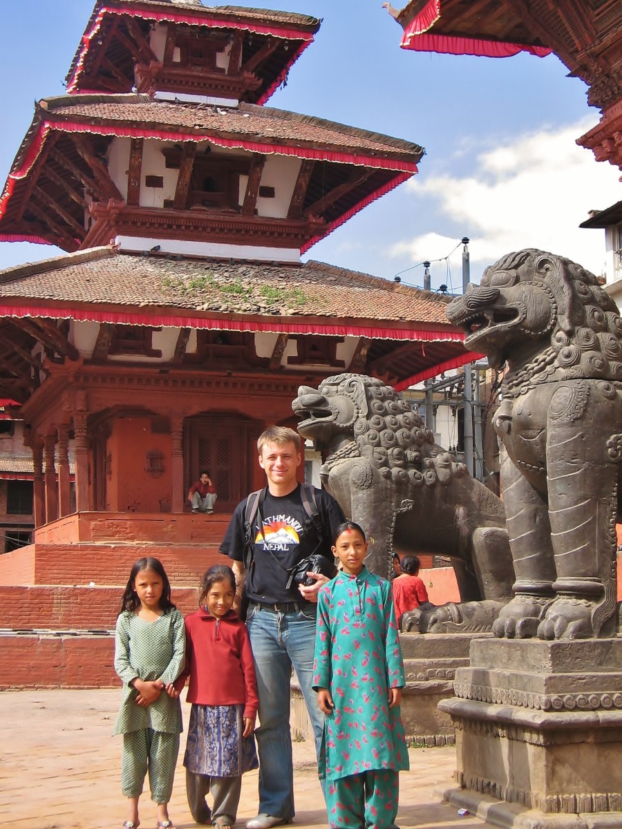 Na Placu Durbar w Kathmandu, w Nepalu. Na widok białego podróżnika dzieci same chcą pozować do zdjęć i mają mnóstwo pytań.