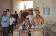 Tadżykistan - mężczyźni na bazarze.