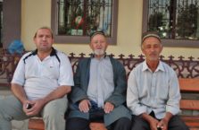 Tadżykistan - mężczyźni na ławce.