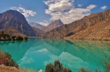 Tadżykistan - zimne jezioro Iskander-Kul w Górach Fańskich.