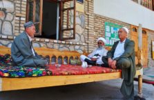 Tadżykistan - mężczyźni na herbacie.