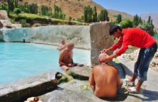 Tadżykistan - golenie koło naturalnego basenu.