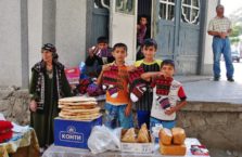 Tadżykistan - chłopcy ze skarpetkami pamirskimi.