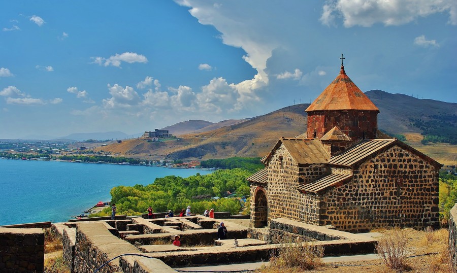 Kościół Sevanavank na jeziorze Sewan. Armenia.