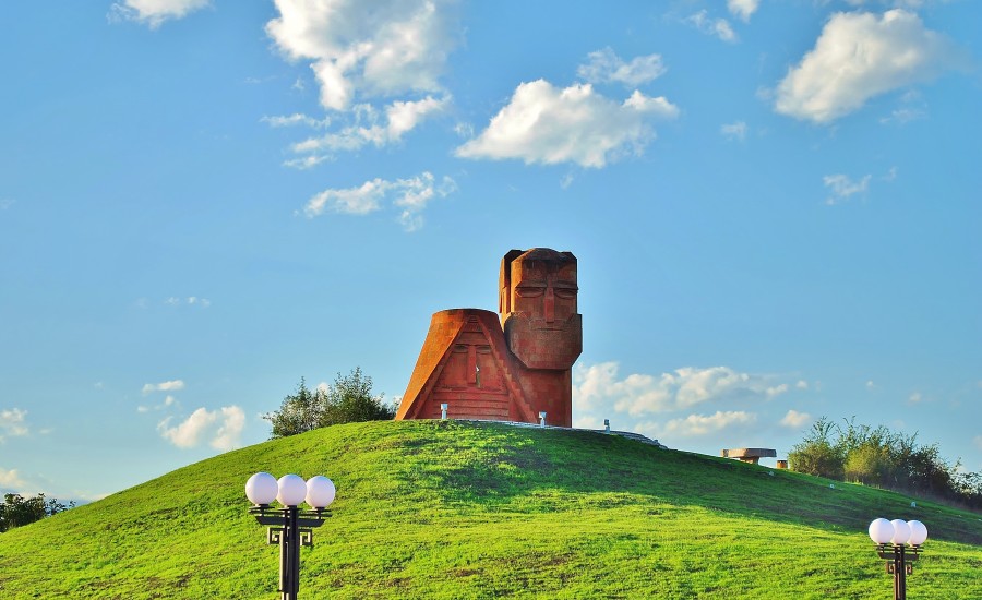 'Dziad i Baba' - pomnik w Stepanakert, który jest symbolem Górskiego Karabachu.