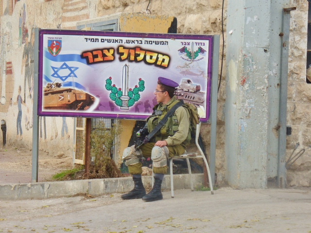 Izraelski żółnierz w getcie żydowskim w Hebron.