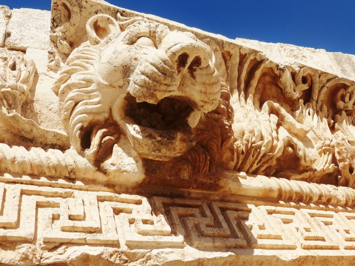 Liban - Baalbek czyli kolejne miasteczko kontrolowane przez Hezbollah gdzie znajdują się jedne z największych ruin rzymskich w świecie arabskim. Na zdjęciu widzimy głowę lwa, która stała się symbolem Baalbek oraz często jest też utożsamiana wśród podróżników z Libanem. Prosze zwrocić na rząd swastyk jako symboli szczęścia poniżej. 