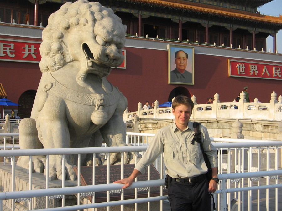 Przed bramą do Zakazanego Miasta, przy pomniku chińskiego lwa. W tle Mao Zedong.