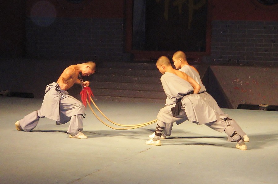 Pokaz umięjętności mnichów. Klasztor Shaolin. Chiny.