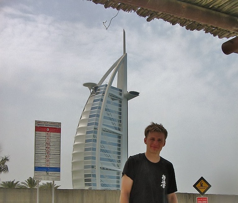 Przed hotelem Burj al-Arab w Dubaju. Zjednoczone Emiraty Arabskie.