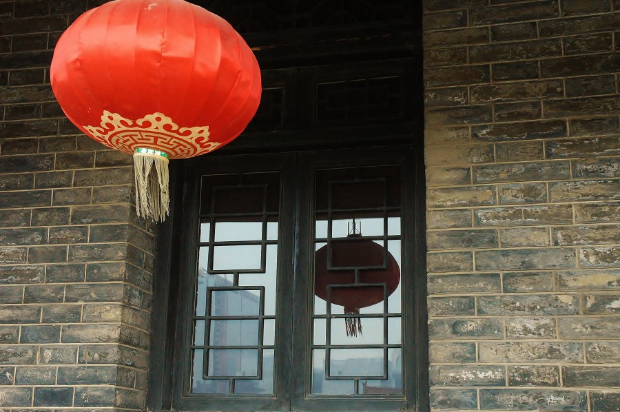 Chiński czerwony lampion to jeden z symboli chińskiej kultury.