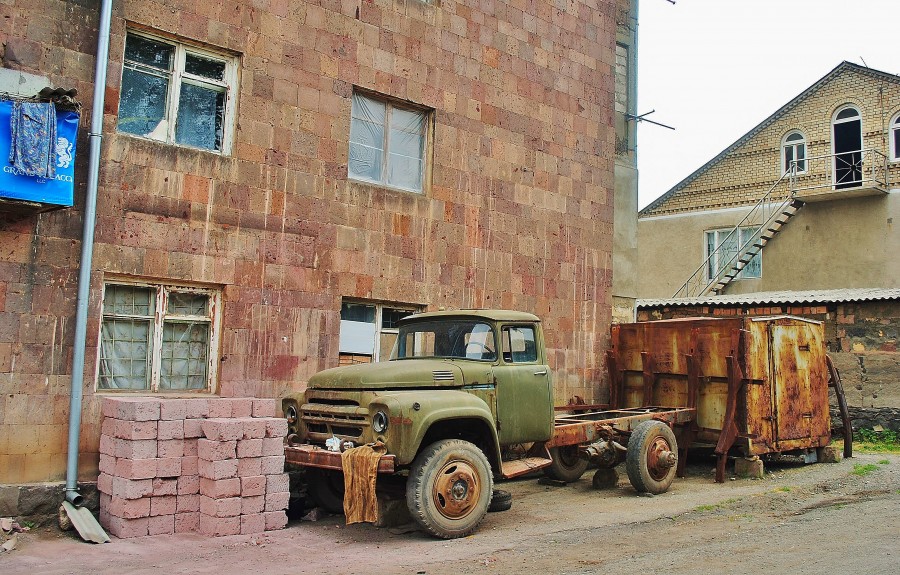 W Armenii bardzo mi się podobały ciężarówki. Tutaj życie samochodu zaczyna się dopiero gdy ma on przynajmniej 20 lat.