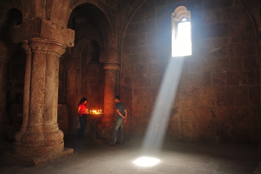 Nastrojowe wnętrzne w kamiennym kościele Hagartsin. Armenia.
