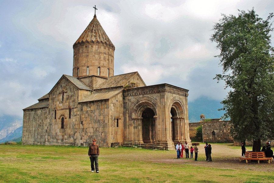 Warowny kościół Tatev z IX wieku, położona w górach, na klifie. Prowincja Syunik, Armenia.