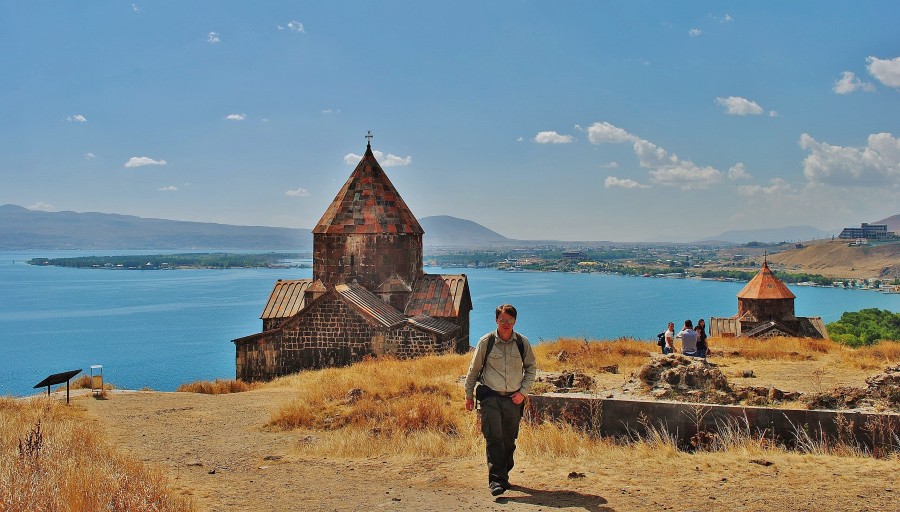 Na wyspie na jeziorze Sewan, oraz w tle z kościołem Sevanavank. Armenia.