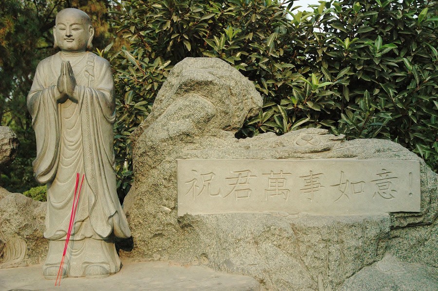 Pomimo że według komunistów 'religia to opium dla ludu', pomniki Buddy są często widziane.