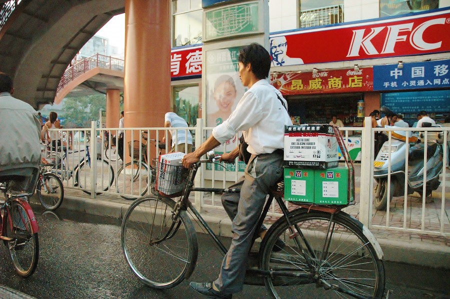 Jeszcze do niedawna Chiny były znane jako kraj rowerów, podobnie jak obecnie Wietnam jest 'krajem motorowerów'. Po rewolucji komunistycznej Chińczycy brali rowery na raty. Samochód był niedoścignionym marzeniem.