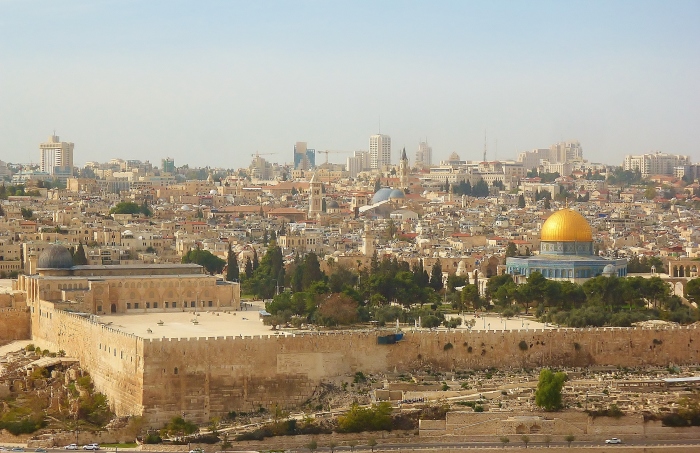 Jerozolima - widok na mury Starego Miasta ze Wzgórza Oliwnego.